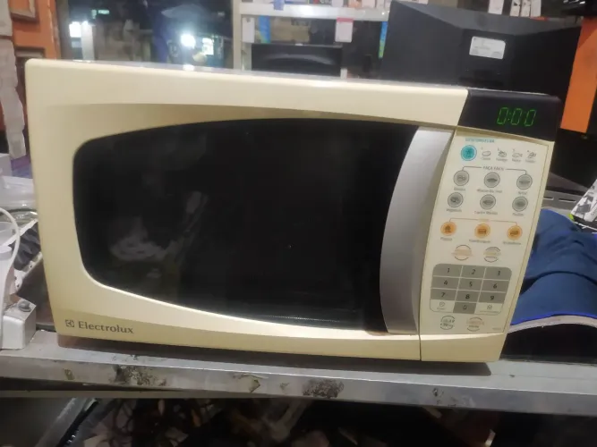 Microondas Eletrolux 18L com garantia 