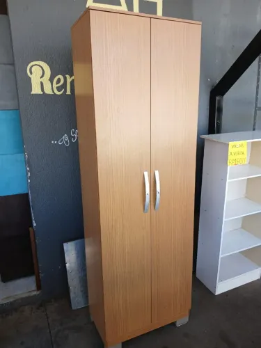 Armário multiuso com pés semi-novo conservado 