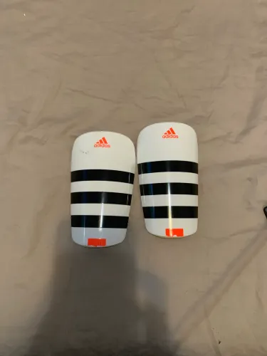 Caneleira Adidas