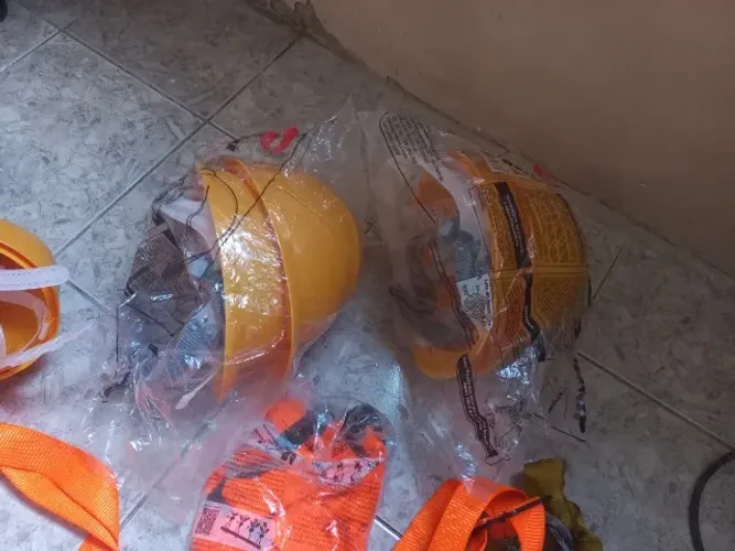 Cinto de segurança tipo paraquedistas, com mosquetao. 