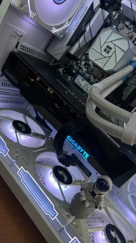 VENDO PLACA DE VÍDEO RX7600 8GB OC GIGABYTE SEMI NOVA