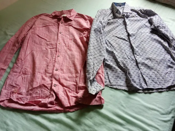 Duas camisas sociais