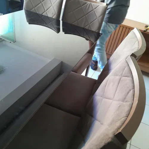 Vendo Mesa de jantar com 6 cadeiras e tampo de vidro fumê em bom estado de conservação.