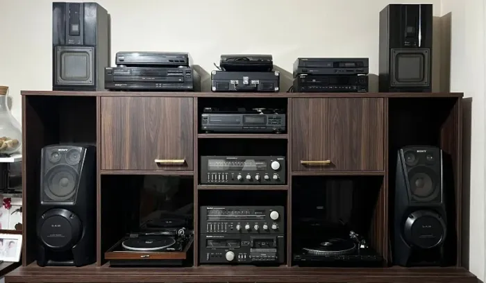 Toca-discos, CD-Players, Caixas de som e equipamentos de áudio