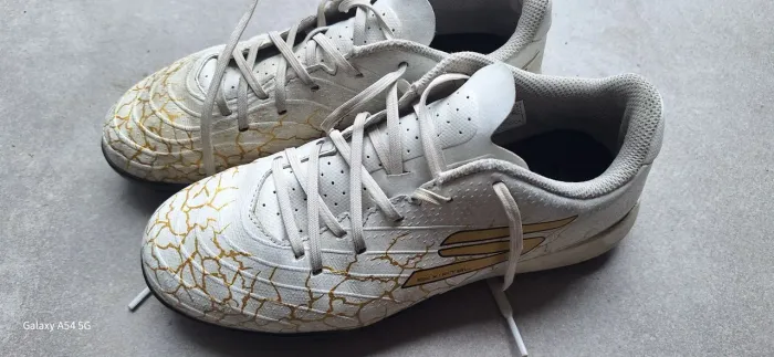 Chuteira sketchers gold tf society 34 branco e dourado