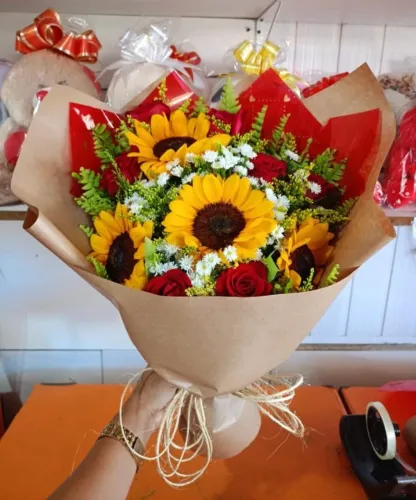 Buquê de Girassol com Flores Variadas - Fazemos Entregas 