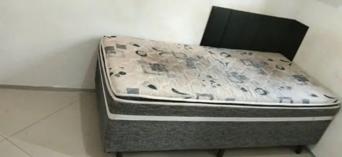 Cama Solteiro com a placas cabeceira