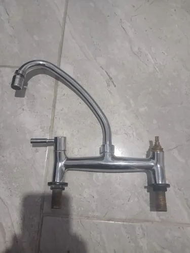 Torneira misturador duplo em ótimo estado