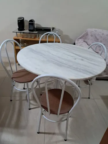 Mesa de Mármore com 4 cadeiras