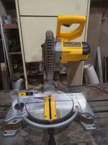 Serra DeWALT DW714 1650W pouco usada e em ótimo estado, possui ajustes de ângulos 