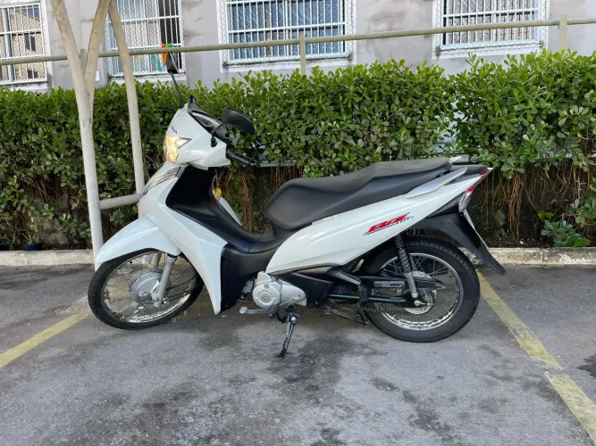 Honda Biz 110i 2024 em estado zero com 4427 km
