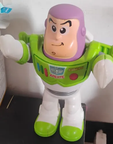 Buzz Lightyear ele fala em perfeito estado