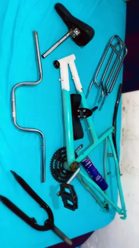 Quadro de bicicleta aro 24 e peças da bicicleta.         