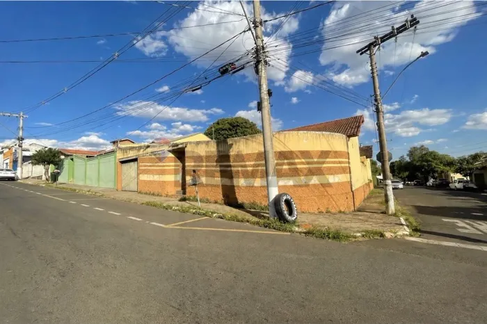 CASA TRADICIONAL DE ESQUINA À VENDA NO CENTRO DE ARAXÁ/MG