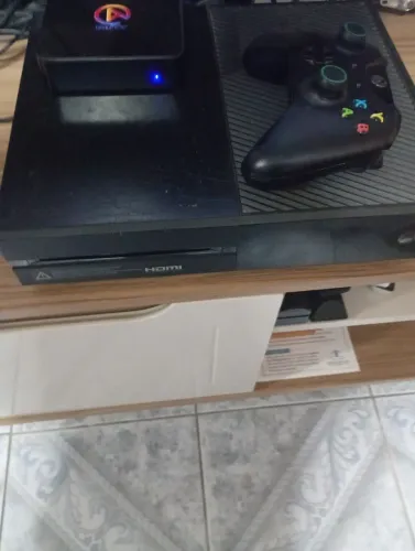 Um Xbox one valor r$ 800 três jogos dois controle