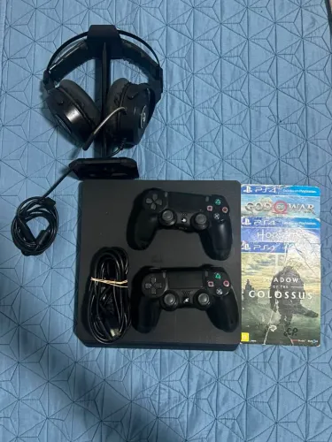 Console PS4 com 2 controles