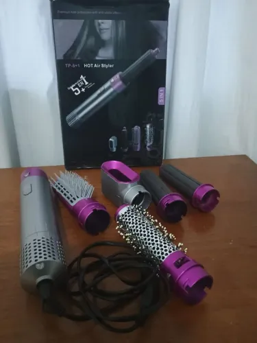 Escova modeladora semi nova 