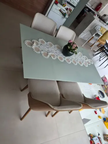 Conjunto de cadeira e mesa de jantar