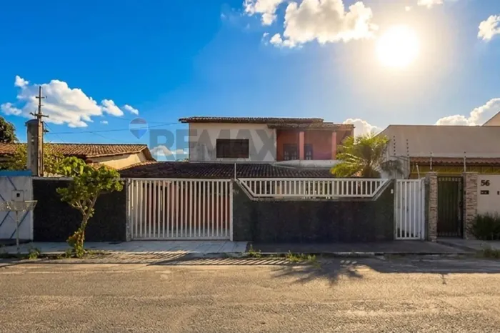 Casa com 3 quartos e 2 pavimentos no bairro Brasília - Feira de Santana - BA