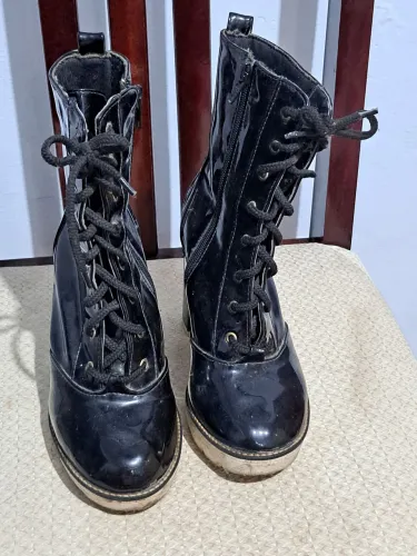 BOTA COTURNO PRETA LINDA