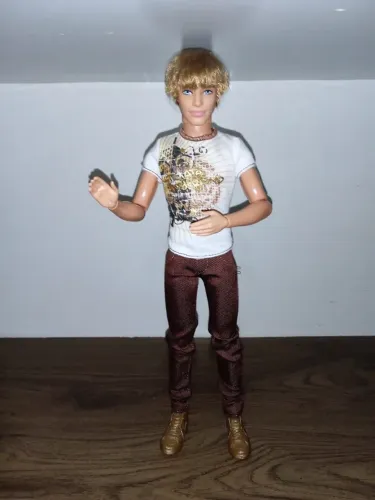 Boneco Ken Fashionista 