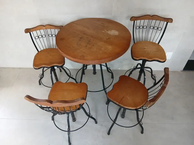 1 Mesa e 4 banquetas .Bistro ferro e madeira R$549