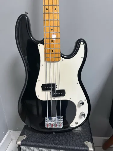 Contra baixo SX + Cubo Fender 15.
