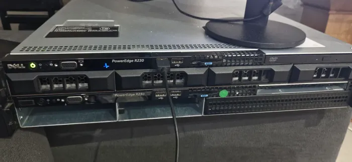 Servidor Dell Power Edge R230, Xenon E3 1220 V5, 8GB DDR4 ECC, 2 HDD 4 TB + 1 HDD 500GB
