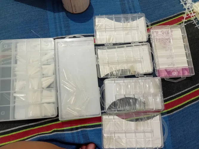 Troco unhas de alongamento por roupas variadas , são 10 caixinhas de unhas e quero 10 roup