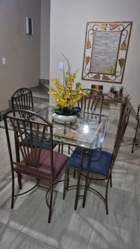 Mesa de ferro com tampo de vidro