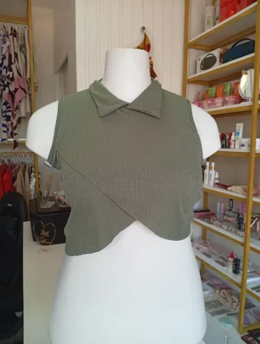 Chegouu o Cropped em vez de militar tecido canelado gola polo