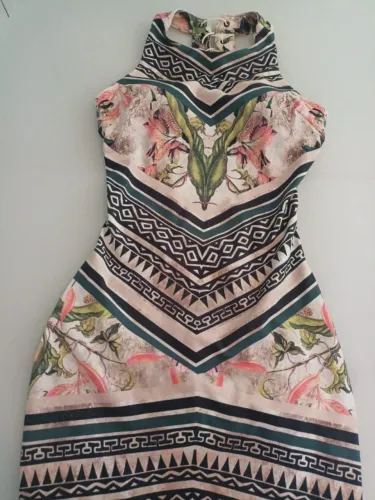 Vestido feminino estampado com amarração nas costas