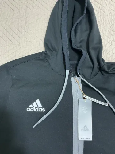 Casaco adidas(EUA), na etiqueta