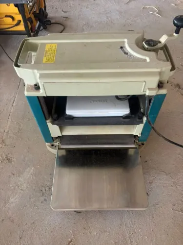 Vendo plaina elétrica Makita 4 horas de uso