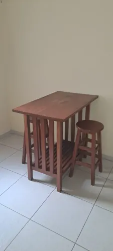 Mesa balcão alta para cozinha com 2 banquetas