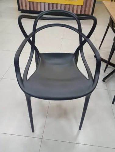 Jogo com 18 cadeiras pretas de plástico, modelo ALLEGRA.