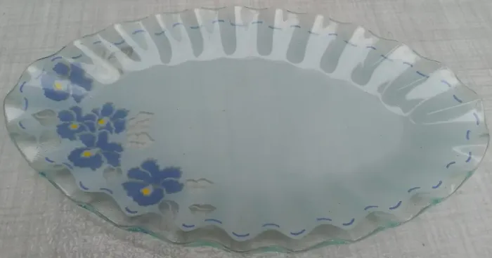 Travessa de Louça Transparente com Flores Mesa Tamanho 27Cm X 16Cm Bom Estado. R$ 15