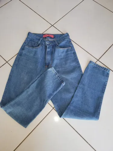 Calça feminina mom