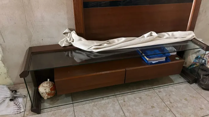 Rack perfeito. Com um estilo elegante onde mistura o vidro com a madeira.