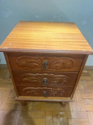 Mesa de cabeceira de madeira antigo