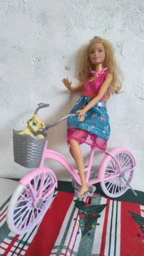 Barbie com bicicleta e bichinho