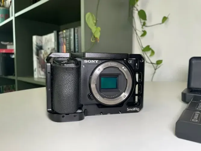 Kit Sony a6500 + Lente Sony 18-200mm + Cage SmallRig + 9 Baterias Batmax