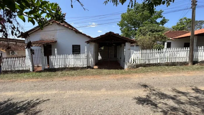 Casa para Venda em Pederneiras, Centro, 4 dormitórios, 2 banheiros, 1 vaga