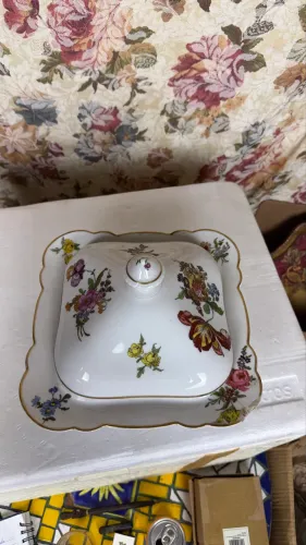 Manteigueira de porcelana