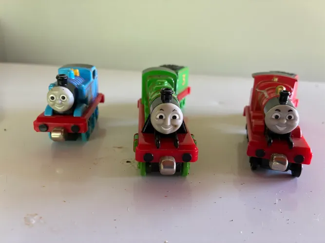Diversas miniaturas de desenhos vendo separado
