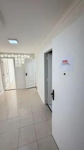 Sala Comercial Ampla com Copa e Ar no Edifício Lido, São Francisco, Niterói - RJ