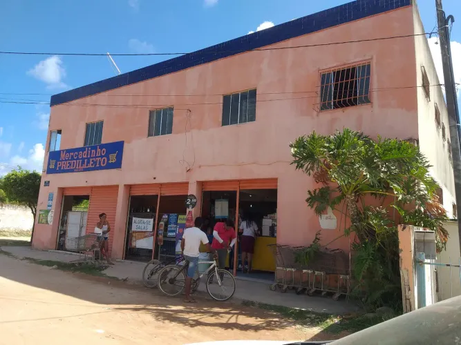 Vendo prédio térreo e primeiro andar. Térreo para comércio. Mercadinho