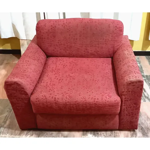 Poltrona almofadada confortável. C 90 cm x L 98 cm x A 75 cm.