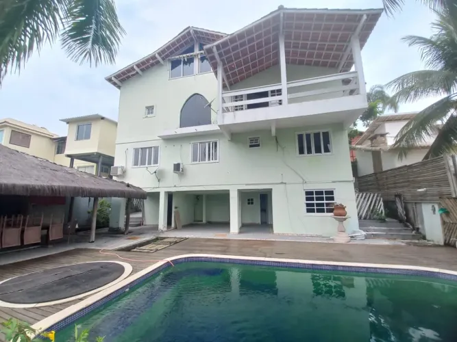 Casa de condomínio para ALUGA possui 450 metros quadrados com 3 quartos em Camboinhas - Ni