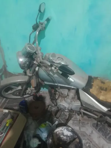 Vende-se esta moto quitada.